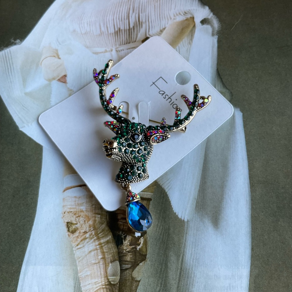 🆕️Colorful Deer Brooch with Blue Gem 🎄🦌